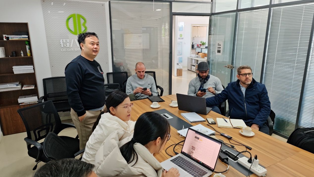 Парагвайлық клиенттер Деба ағайындыларына барады, 12 000 шошқа фермасының жоспарын және өнімнің беріктігін жоғары мақұлдады