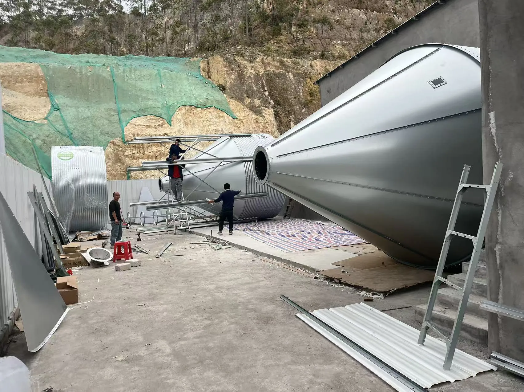 Гуандундағы Debabrother компаниясының ірі шошқа фермасы жобасы салынып жатыр, болжамды қуаттылығы жылына 300 000 торай.